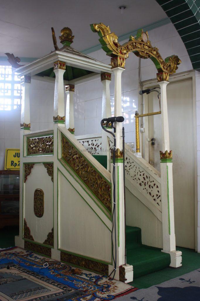 Mimbar masjid motif ukir warna kombinasi